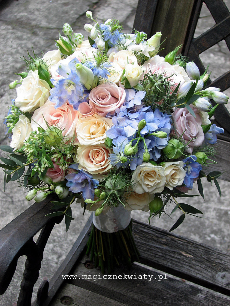 pudrowy, pastelowy bukiet ślubny, kremowo rózowo niebieski, róże, ostrózki, eukaliptus, Kraków2