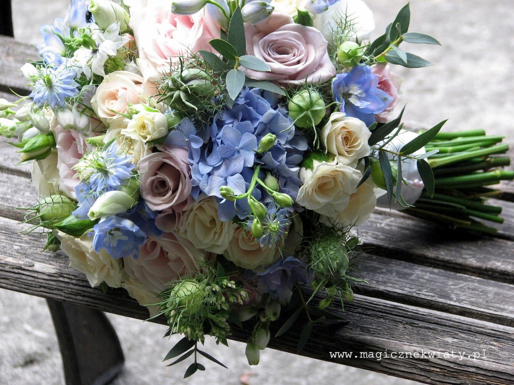 pudrowy, pastelowy bukiet ślubny, kremowo rózowo niebieski, róże, ostrózki, eukaliptus, Kraków6
